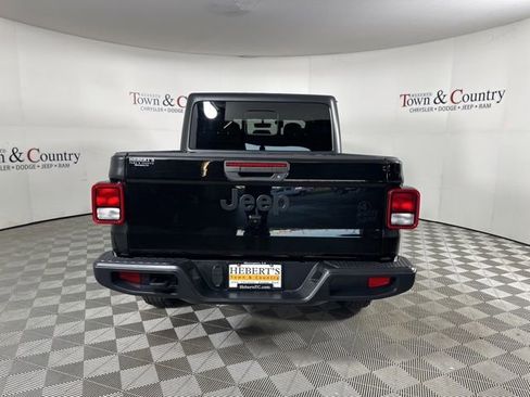 Used 2021 Jeep Gladiator Willys image 9
