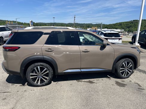 Used 2025 Nissan Pathfinder Platinum AWD/4WD image 4