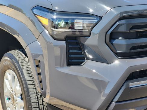 Certified 2025 Toyota Tacoma SR5 AWD/4WD image 4