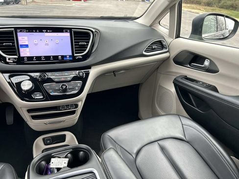 Used 2023 Chrysler Pacifica Touring-L image 19