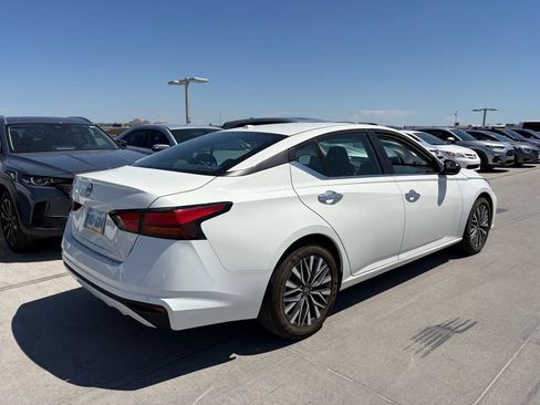 Used 2025 Nissan Altima 2.5 SV FWD image 2