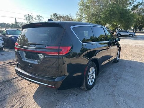 Used 2025 Chrysler Pacifica Select image 4