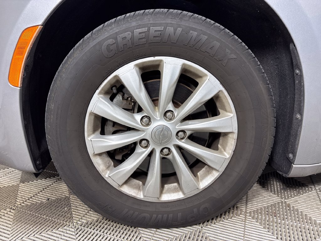 Used 2019 Chrysler Pacifica Touring-L FWD image 13