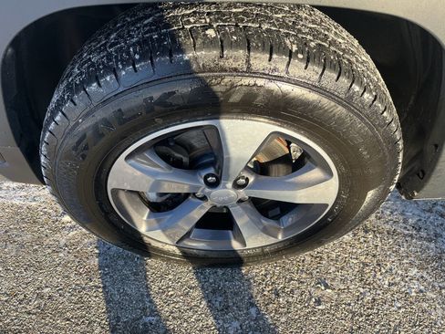 Used 2019 Jeep Cherokee Limited w/ Luxury Group image 10