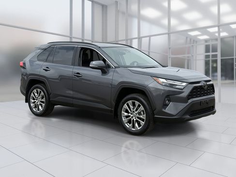 Used 2023 Toyota RAV4 XLE Premium image 8