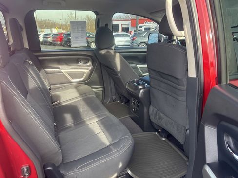 Used 2017 Nissan Titan SV image 9