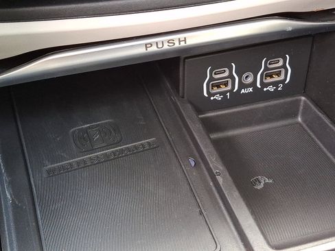 Used 2023 Chrysler Pacifica Limited image 27