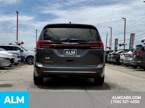 Used 2023 Chrysler Pacifica Touring-L FWD image 5