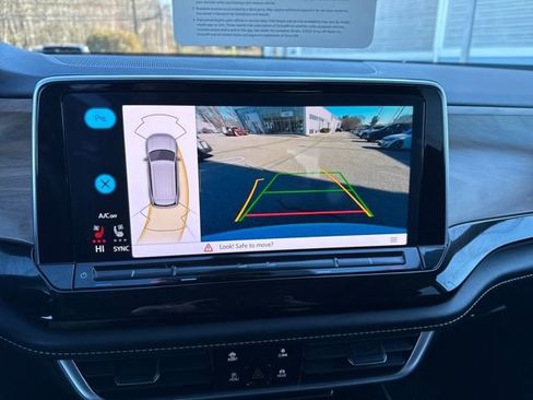 Certified 2024 Volkswagen Atlas SE image 28