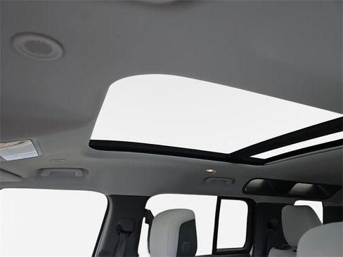 Used 2025 Land Rover Defender 110 S image 31