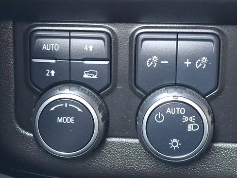 Used 2022 Chevrolet Suburban RST w/ Luxury Package image 23