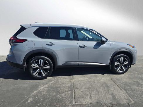 Used 2024 Nissan Rogue SL FWD image 2