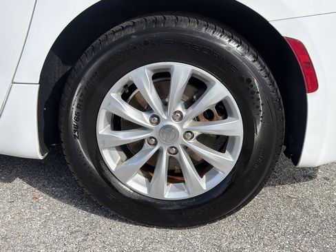 Used 2017 Chrysler Pacifica Touring w/ Tire & Wheel Group FWD image 10