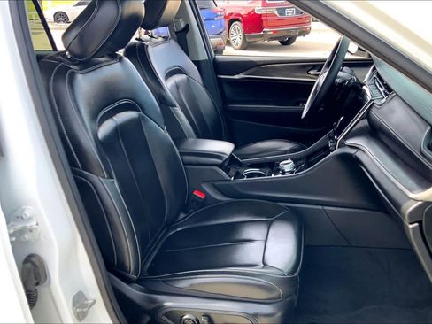 Used 2023 Jeep Grand Cherokee L Limited w/ Black Appearance Package image 8