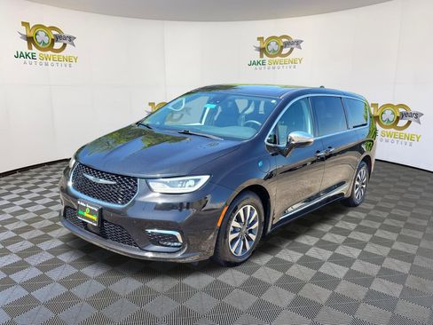 Used 2023 Chrysler Pacifica Limited FWD image 3