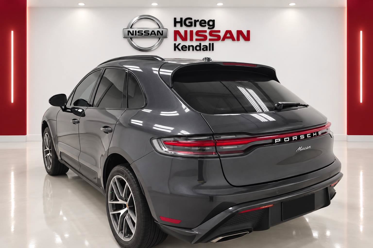 Used 2025 Porsche Macan w/ Premium Package Plus AWD/4WD image 2