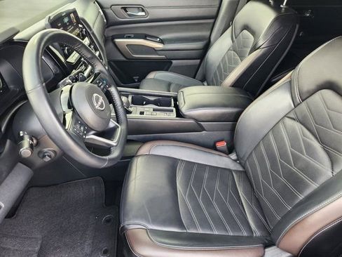 Used 2024 Nissan Pathfinder Platinum w/ Cargo Package image 4