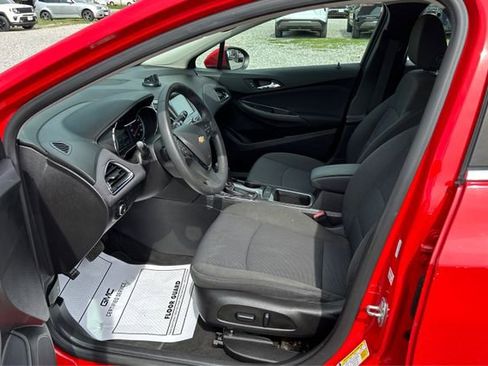 Used 2018 Chevrolet Cruze LT w/ Convenience Package FWD image 9