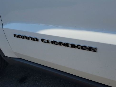 Used 2019 Jeep Grand Cherokee Laredo image 6