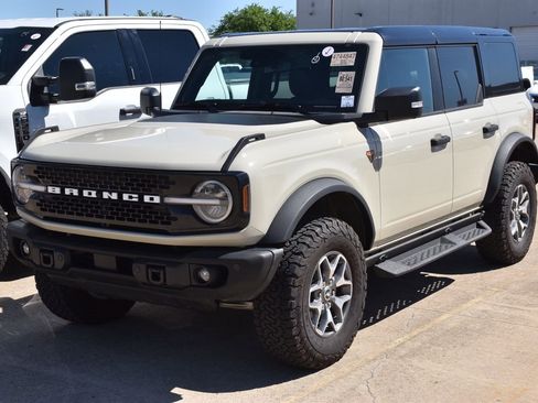Used 2025 Ford Bronco Badlands image 2