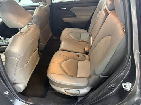 Used 2023 Toyota Highlander XLE image 31