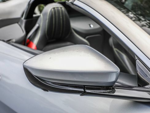 Used 2023 Aston Martin V8 Vantage Roadster RWD image 32
