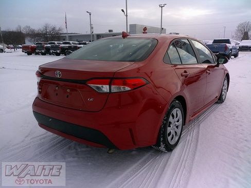 Used 2020 Toyota Corolla LE image 2