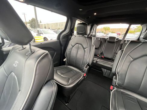 Used 2025 Chrysler Pacifica Limited image 41