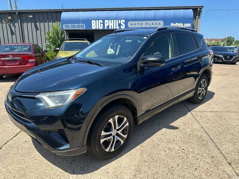 Used 2018 Toyota RAV4 LE FWD image 3