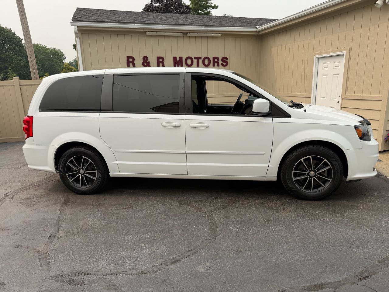 Used 2017 Dodge Grand Caravan SE FWD image 2