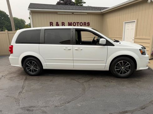 Used 2017 Dodge Grand Caravan SE FWD image 2