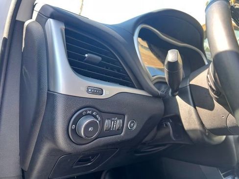 Used 2017 Jeep Cherokee Overland w/ Technology Group FWD image 16