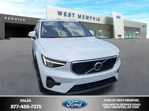 Used 2023 Volvo XC40 B5 Core image 1