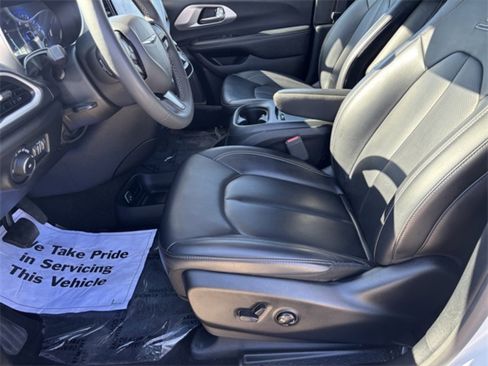 Used 2023 Chrysler Pacifica Touring-L w/ S Appearance Package image 9