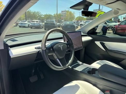 Used 2021 Tesla Model Y Long Range AWD/4WD image 13