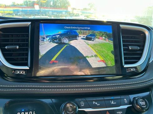 Certified 2022 Chrysler Pacifica Touring-L w/ S Appearance Package image 13