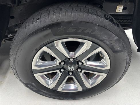 Used 2016 Toyota Tacoma Limited image 16