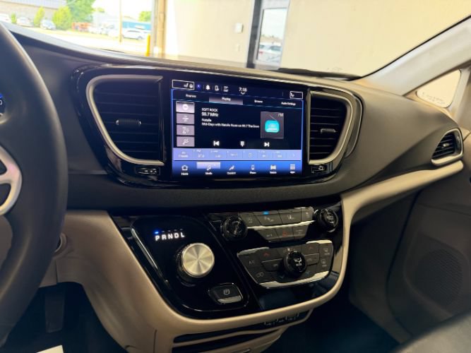 Used 2024 Chrysler Pacifica Touring-L FWD image 15