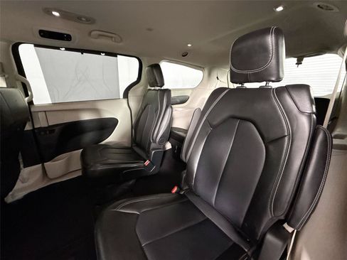 Used 2024 Chrysler Pacifica Touring-L FWD image 28