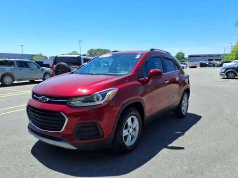 Used 2020 Chevrolet Trax LT w/ LT Convenience Package AWD/4WD image 3