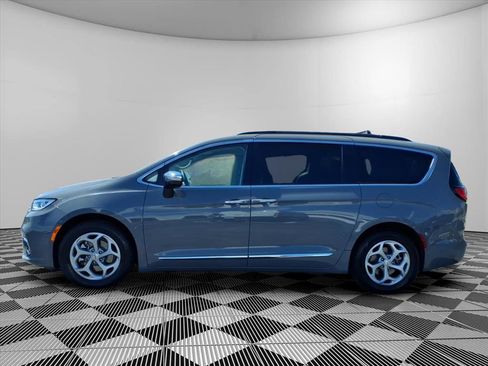 Used 2023 Chrysler Pacifica Limited FWD image 25