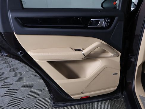 Used 2022 Porsche Cayenne image 31