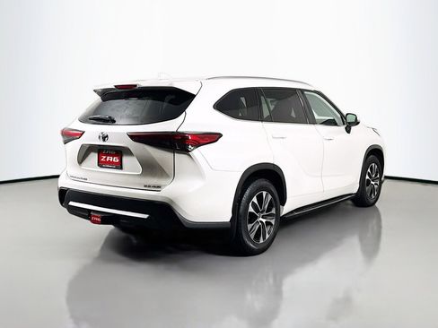 Used 2021 Toyota Highlander XLE image 5