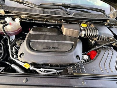 Used 2024 Chrysler Pacifica Touring-L image 9