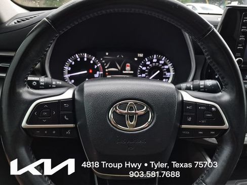 Used 2022 Toyota Highlander XLE FWD image 32