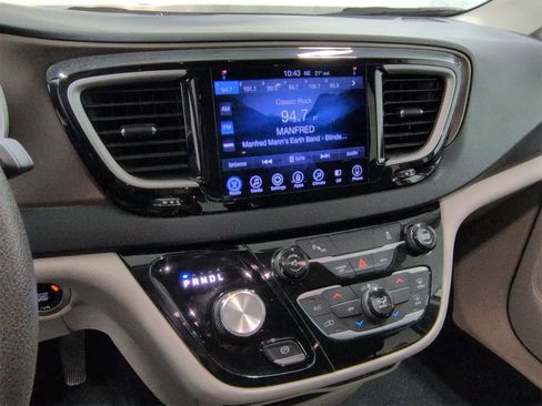 Certified 2017 Chrysler Pacifica Touring w/ Tire & Wheel Group image 27