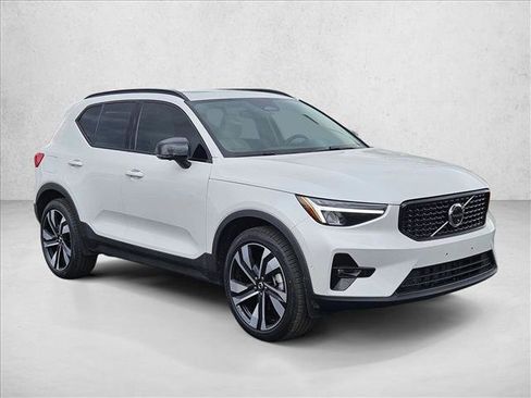 Used 2025 Volvo XC40 B5 Plus image 3