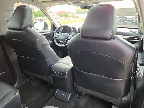 Used 2023 Toyota Highlander XLE FWD image 16
