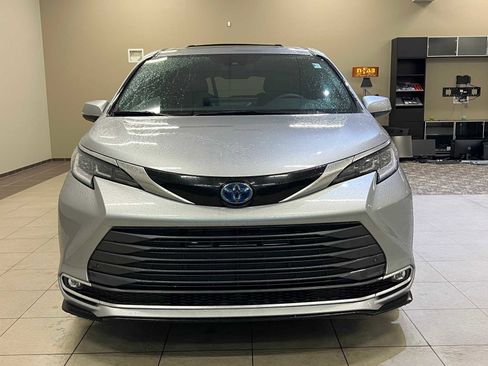 Used 2025 Toyota Sienna Limited image 8