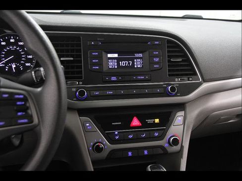 Used 2018 Hyundai Elantra SE image 9